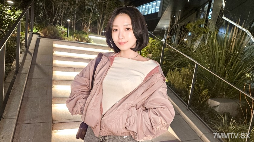 SIRO-5513 Just thinking about being watched gets me wet.
The more she’s photographed, the more her body responds. A 22-year-old named Ito, a hairdresser with no boyfriend, prioritizes pleasure over love. Her exhibitionist tendencies and insatiable sex dri